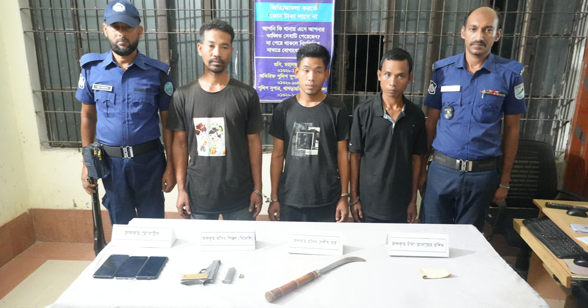 মহালছড়িতে যৌথ বাহিনীর অভিযানে অস্ত্রসহ ৩ ইউপিডিএফ সদস্য আটক
