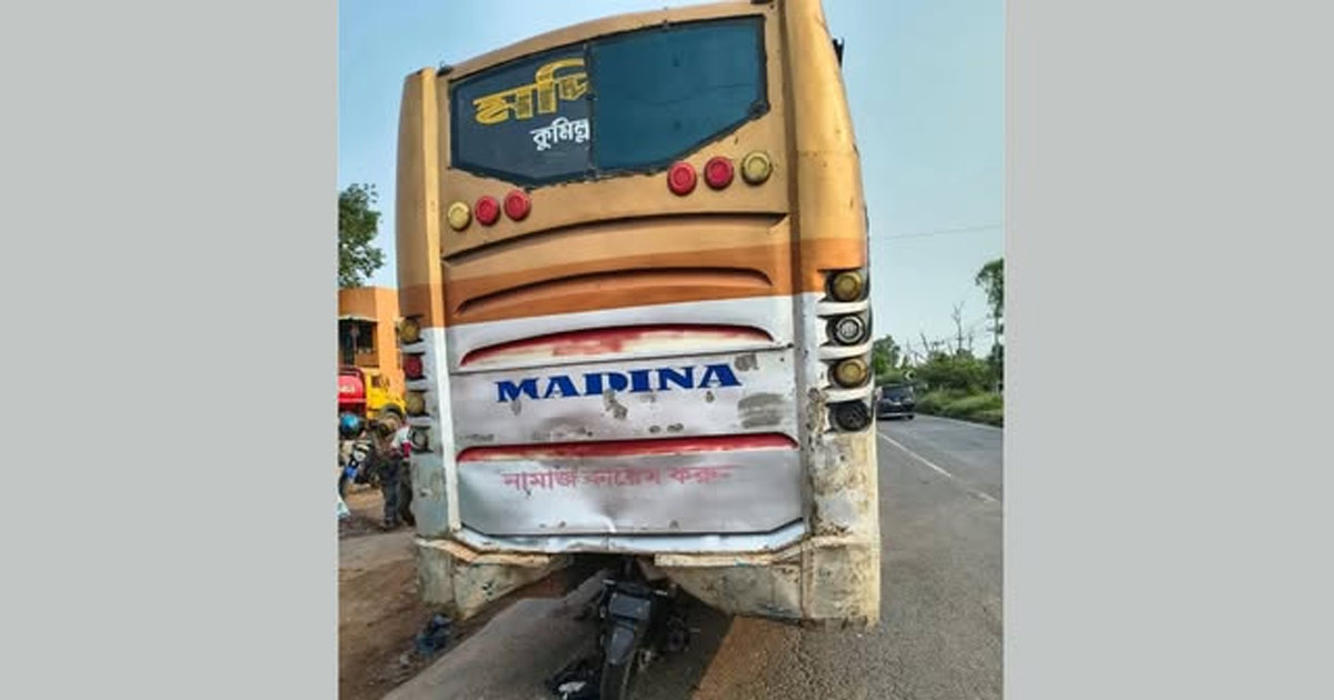 দৈনিক পূর্বকোণ - চট্টগ্রামের দৈনিক দাঁড়িয়ে থাকা বাসের পেছনে মোটরসাইকেলের ধাক্কা, নিহত ২