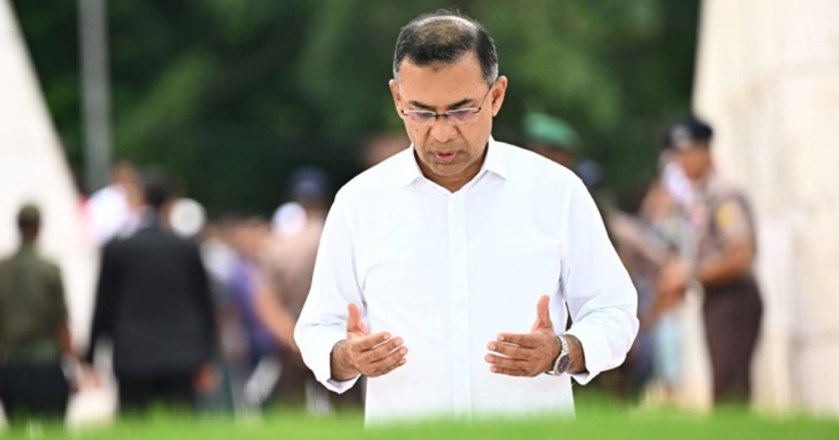 দৈনিক পূর্বকোণ - চট্টগ্রামের দৈনিক দেশে ফিরেই বাবা-মায়ের কবর জিয়ারত করলেন প্রধানমন্ত্রী