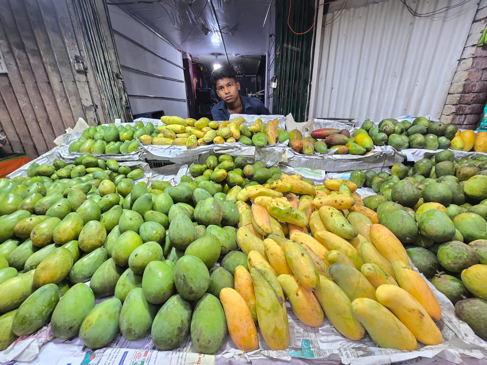 দৈনিক পূর্বকোণ - চট্টগ্রামের দৈনিক দাম কম, একসঙ্গে মিলছে সব জাতের আম ক্রেতা খুশি হলেও দুশ্চিন্তায় চাষি