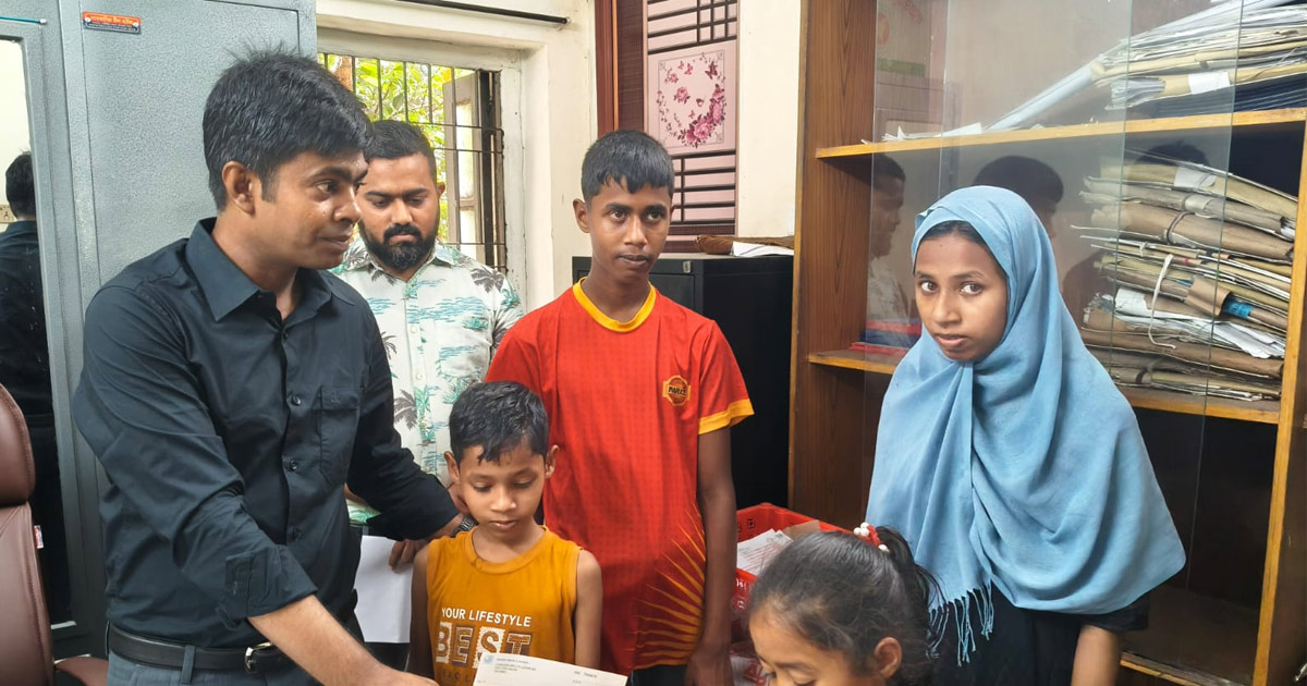 দৈনিক পূর্বকোণ - চট্টগ্রামের দৈনিক লোহাগাড়ায় ৩ প্রতিবন্ধী ভাইবোনকে ইউএনওর আর্থিক সহায়তা