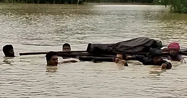 দৈনিক পূর্বকোণ - চট্টগ্রামের দৈনিক কবরস্থানে বন্যার পানি, দাফন-কাফন হলো ৩ শ মিটার দূরে