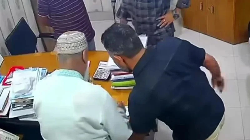 দৈনিক পূর্বকোণ - চট্টগ্রামের দৈনিক অণ্ডকোষ চেপে চেক-স্ট্যাম্পে স্বাক্ষর নেয়া সেই অভিযুক্ত গ্রেপ্তার