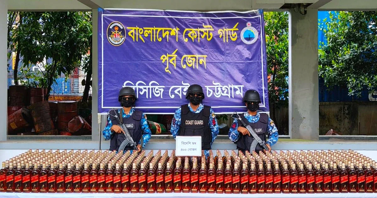 দৈনিক পূর্বকোণ - চট্টগ্রামের দৈনিক পতেঙ্গায় ১ কোটি ৩৬ লাখ টাকার বিদেশি মদ ফেলে পালালো পাচারকারীরা