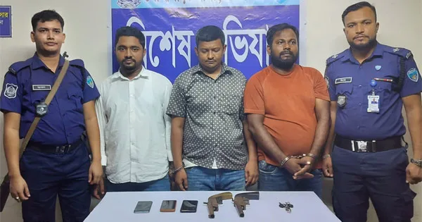 দৈনিক পূর্বকোণ - চট্টগ্রামের দৈনিক পুলিশের সিগন্যাল অমান্য করে পালানোর চেষ্টা, বন্দুকসহ গ্রেপ্তার ৩