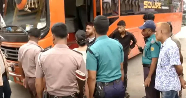 দৈনিক পূর্বকোণ - চট্টগ্রামের দৈনিক চট্টগ্রামে গণপরিবহনের নৈরাজ্য ঠেকাতে অভিযান, ১৫ বাসের বিরুদ্ধে মামলা