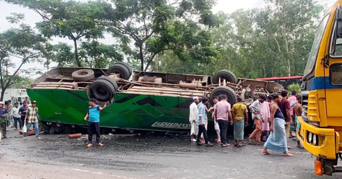 সীতাকুণ্ডে যাত্রীবাহী বাস উল্টে নিহত ১, আহত ৬