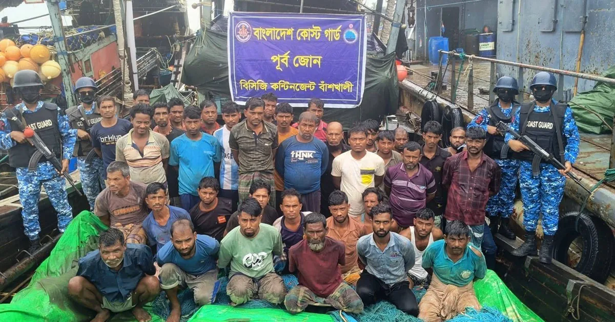 দৈনিক পূর্বকোণ - চট্টগ্রামের দৈনিক বাঁশখালীতে দুইটি আর্টিসানাল ট্রলিং বোটসহ ৩৭ জেলে আটক