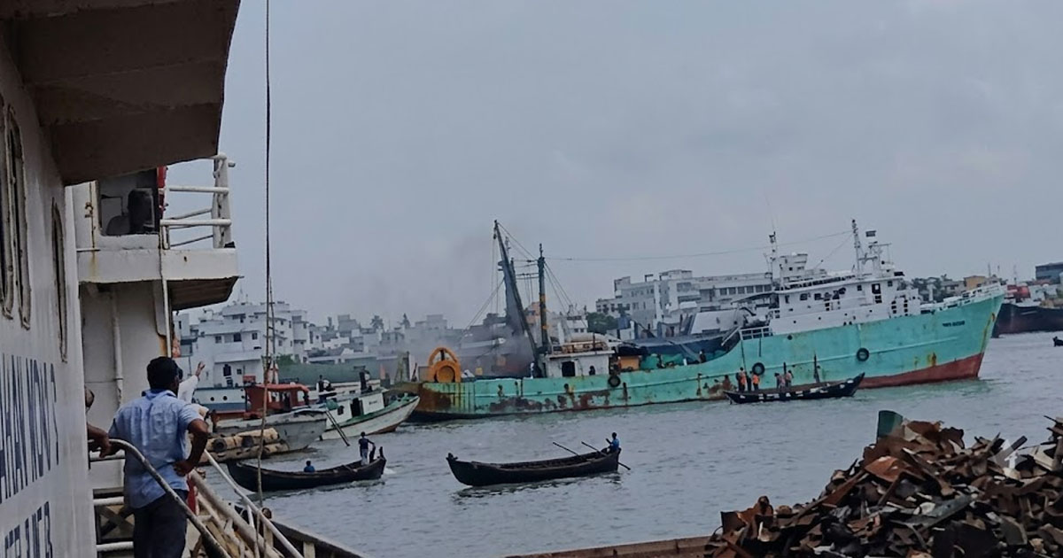 দৈনিক পূর্বকোণ - চট্টগ্রামের দৈনিক কর্ণফুলী নদীতে ফিশিং ট্রলারে আগুনে দগ্ধদের মধ্যে ২ জনের মৃত্যু