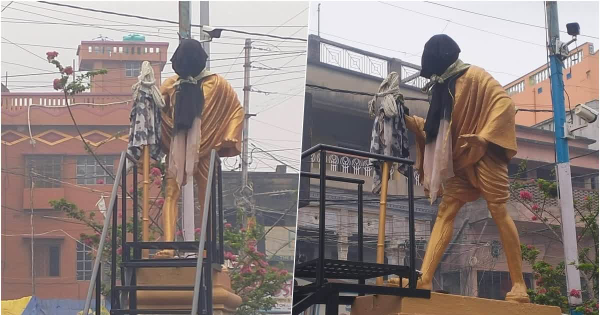 দৈনিক পূর্বকোণ - চট্টগ্রামের দৈনিক গান্ধীর মূর্তির মুখ ঢাকা হলো কালো কাপড়ে! উত্তপ্ত পশ্চিমবঙ্গ