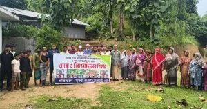 রাঙ্গুনিয়ায় কবরস্থান দখল ও গাছ কাটার প্রতিবাদে মানববন্ধন