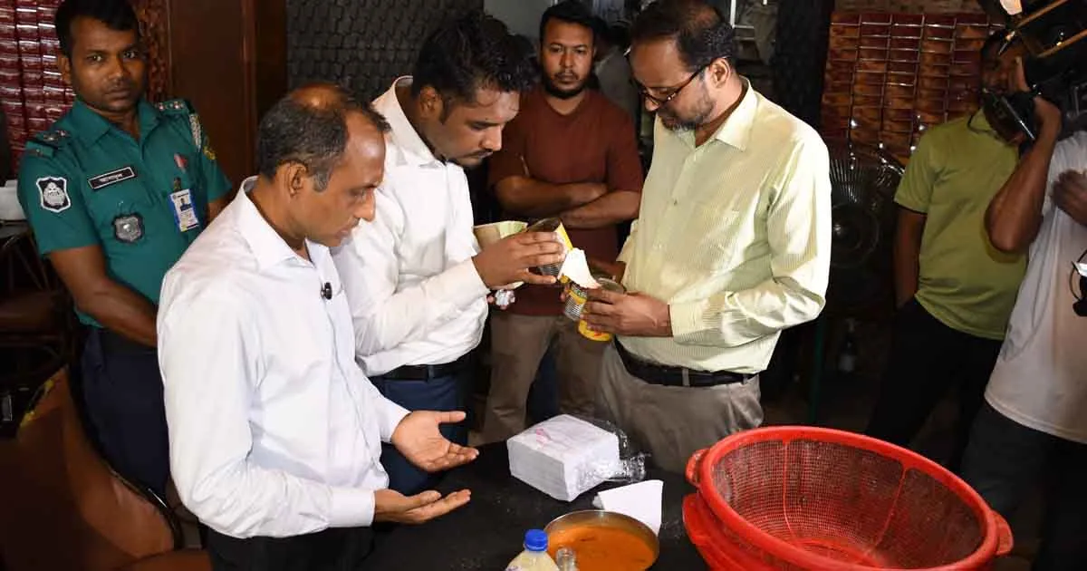 দৈনিক পূর্বকোণ - চট্টগ্রামের দৈনিক খাবারে তেলাপোকা ও অপরিচ্ছন্নতা, হান্ডিসহ ৩ প্রতিষ্ঠানকে জরিমানা