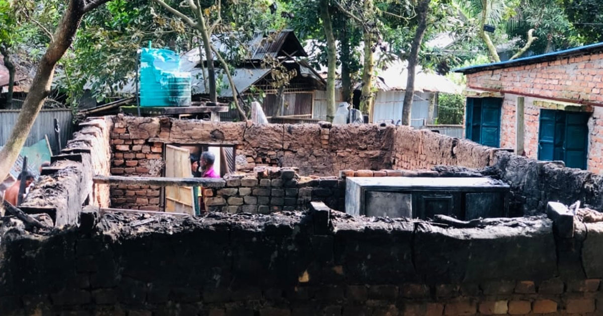 দৈনিক পূর্বকোণ - চট্টগ্রামের দৈনিক হাটহাজারীতে সেমি পাকা ঘর পুড়ে ছাই, ক্ষতি ৫ লাখ টাকা