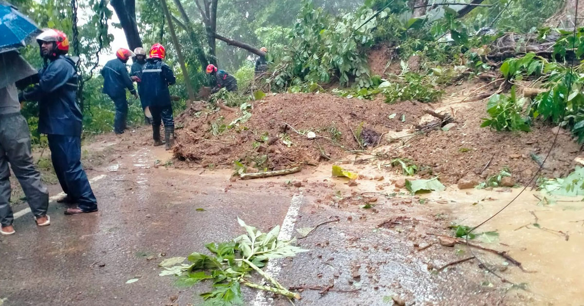 দৈনিক পূর্বকোণ - চট্টগ্রামের দৈনিক কাপ্তাইয়ে পাহাড় ধসে চট্টগ্রামের সাথে সড়ক যোগাযোগ বন্ধ