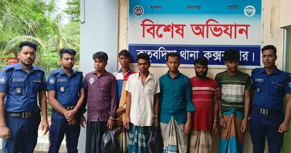 দৈনিক পূর্বকোণ - চট্টগ্রামের দৈনিক মব সৃষ্টি করে পুলিশ থেকে আসামি ছিনতাই, গ্রেপ্তার ৬