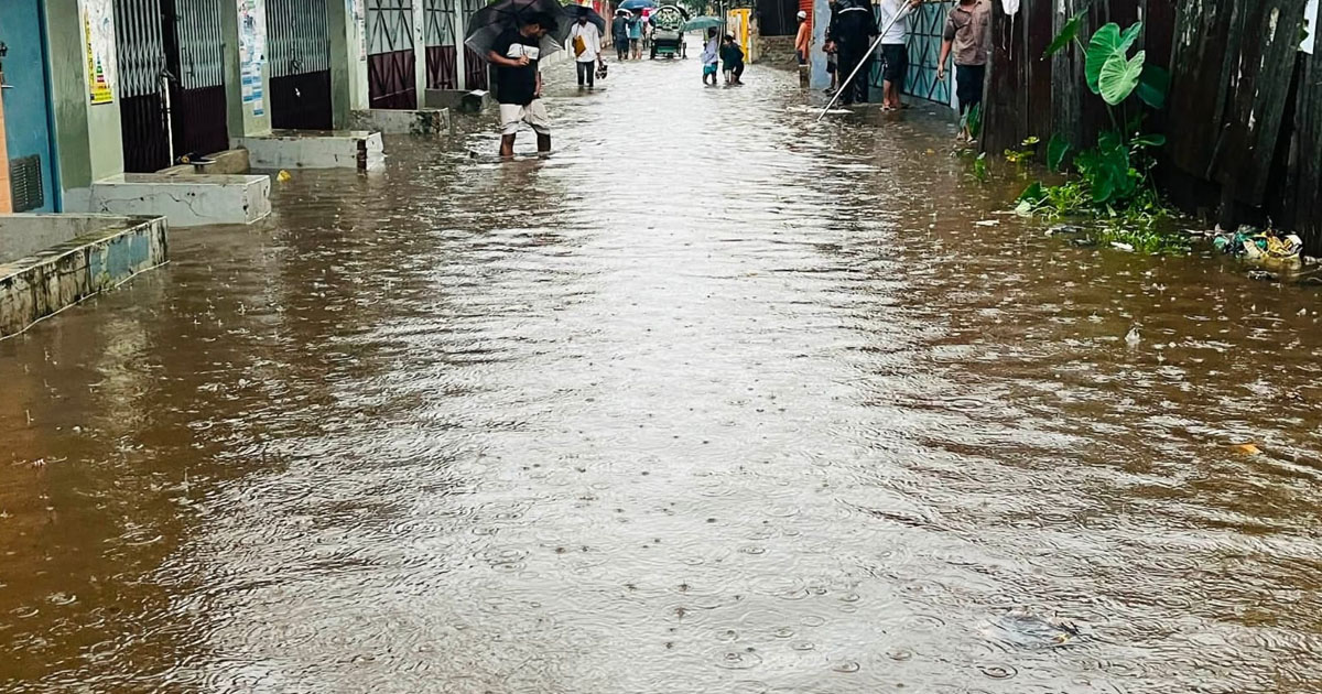 দৈনিক পূর্বকোণ - চট্টগ্রামের দৈনিক লোহাগাড়ায় ভারী বর্ষণে ডুবলো সড়ক, বসতবাড়িতে ঢুকছে পানি