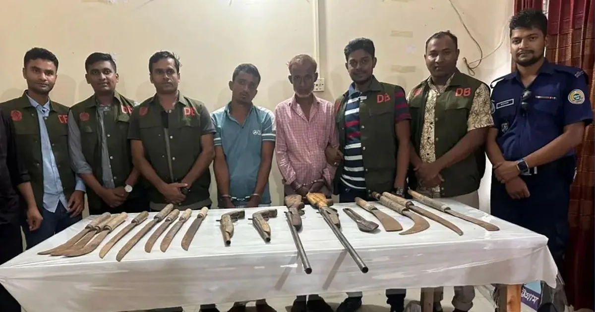 দৈনিক পূর্বকোণ - চট্টগ্রামের দৈনিক পটিয়ায় দুর্গম পাহাড়ে ডিবির অভিযান, আগ্নেয়াস্ত্রসহ গ্রেপ্তার ২