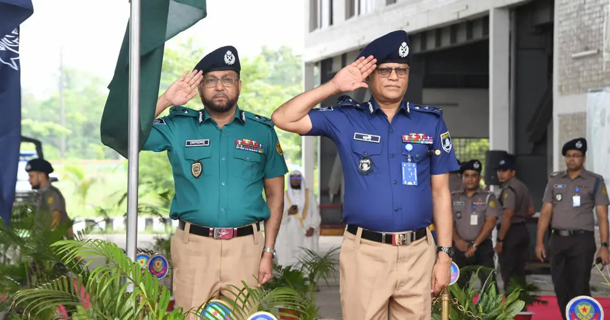 দৈনিক পূর্বকোণ - চট্টগ্রামের দৈনিক গাঢ় নীল-হালকা জলপাই শার্ট ও খাকি প্যান্টে ফিরেছে পুলিশ