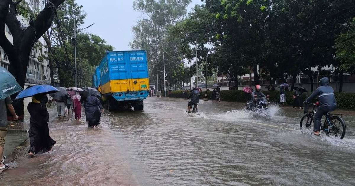 দৈনিক পূর্বকোণ - চট্টগ্রামের দৈনিক ৩৩১ মিলিমিটার বৃষ্টিতে চট্টগ্রামে জলাবদ্ধতা, দুর্ভোগে মানুষ