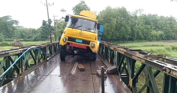 দৈনিক পূর্বকোণ - চট্টগ্রামের দৈনিক রাঙ্গুনিয়ায় আবারও ট্রাকসহ ভেঙে পড়ল সেতুর পাটাতন, যান চলাচল বন্ধ