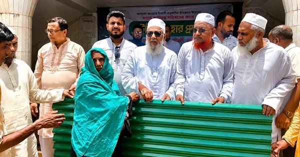 দৈনিক পূর্বকোণ - চট্টগ্রামের দৈনিক বন্যায় গৃহহীনদের মাঝে শাহজাহান চৌধুরীর ঢেউটিন বিতরণ