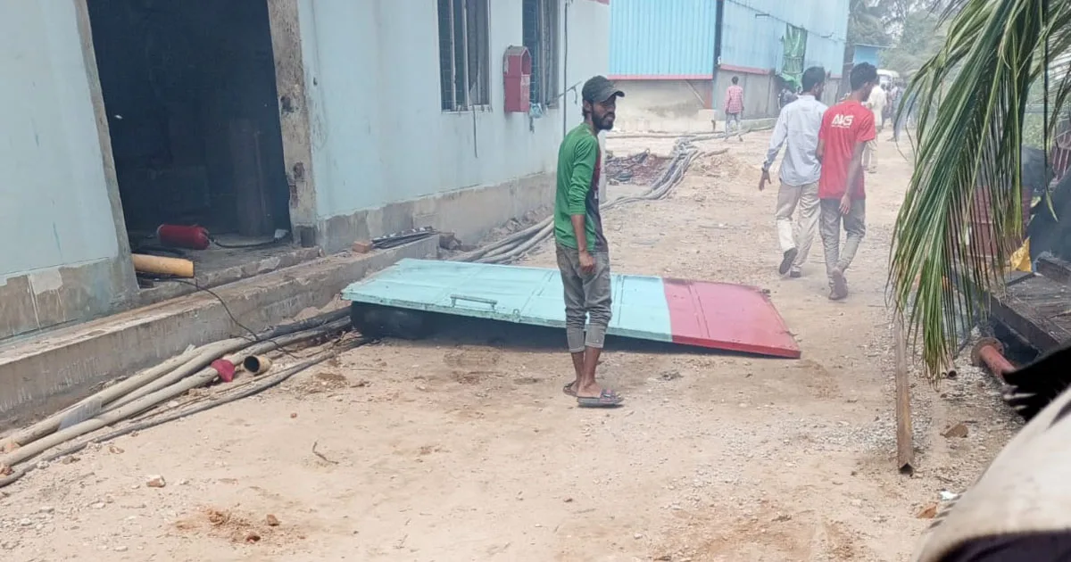 দৈনিক পূর্বকোণ - চট্টগ্রামের দৈনিক বোয়ালখালীতে লবণ কারখানায় বিস্ফোরণে ১১ শ্রমিক দগ্ধ