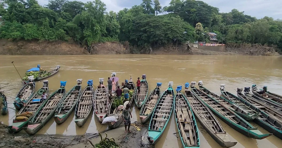 দৈনিক পূর্বকোণ - চট্টগ্রামের দৈনিক বান্দরবানে নৌকা উল্টে নিখোঁজ পর্যটকের সন্ধানে যাচ্ছে ডুবুরি