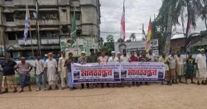 সাতকানিয়ায় পানি নিষ্কাশনে বাধা দিয়ে জলাবদ্ধতা সৃষ্টির প্রতিবাদে মানববন্ধন