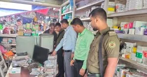 ওষুধের ফ্রিজে কাঁচা মাংস, জরিমানা গুনল সাতকানিয়ার ফার্মেসি