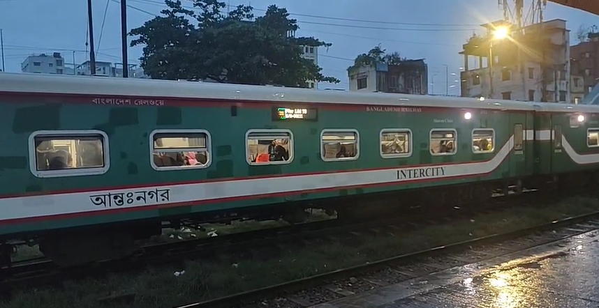 দৈনিক পূর্বকোণ - চট্টগ্রামের দৈনিক ৮ শ যাত্রী নিয়ে ষোলশহরে ৬ ঘণ্টা আটকা পর্যটক এক্সপ্রেস