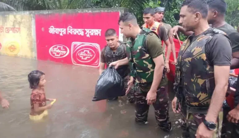 দৈনিক পূর্বকোণ - চট্টগ্রামের দৈনিক চট্টগ্রামে বন্যার্তদের পাশে সেনাবাহিনী, ৩ হাজার পরিবারে ত্রাণ সহায়তা