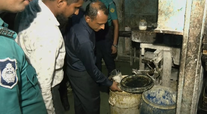 দৈনিক পূর্বকোণ - চট্টগ্রামের দৈনিক বার বার সতর্ক করার পরও শোধরায় না পূরবী বেকারি, লাখ টাকা জরিমানা