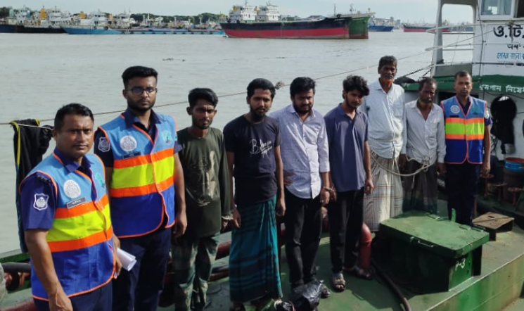 দৈনিক পূর্বকোণ - চট্টগ্রামের দৈনিক কর্ণফুলীতে চোরাই ডিজেল ক্রয়-বিক্রয় চক্রের ৬ সদস্য গ্রেপ্তার