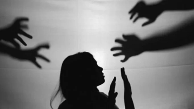 দৈনিক পূর্বকোণ - চট্টগ্রামের দৈনিক সীতাকুণ্ডে ঘরে ঢুকে গৃহবধূকে ধর্ষণের চেষ্টা!