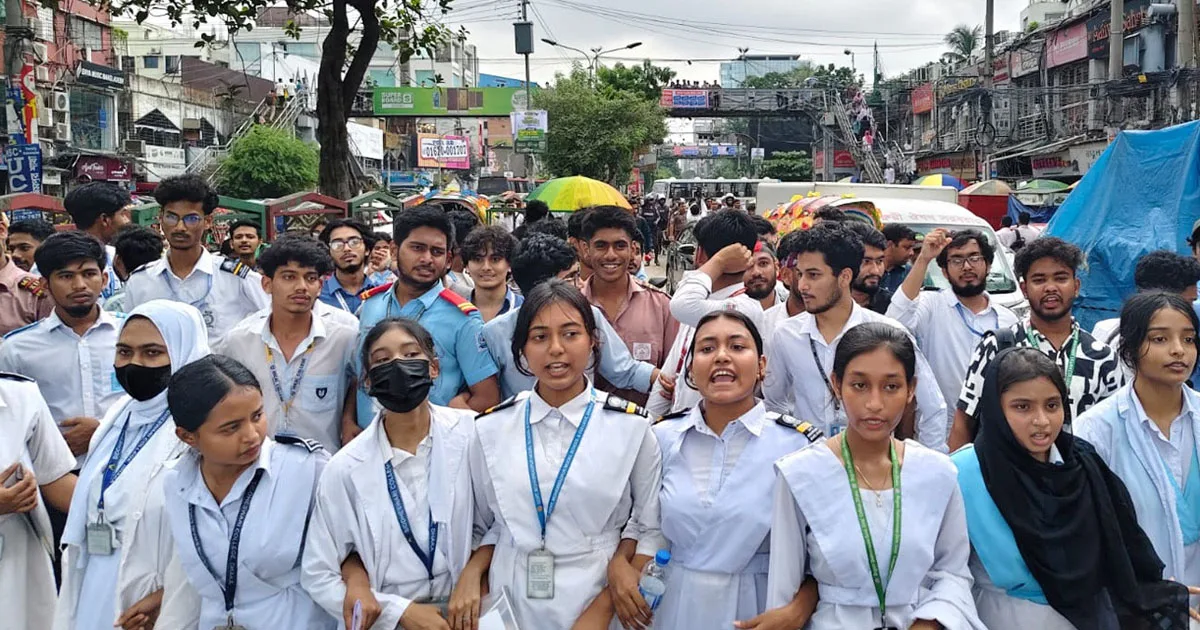 দৈনিক পূর্বকোণ - চট্টগ্রামের দৈনিক শিক্ষামন্ত্রীর পদত্যাগ দাবিতে সচিবালয় অভিমুখে এইচএসসি পরীক্ষার্থীদের লং মার্চ