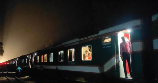 দৈনিক পূর্বকোণ - চট্টগ্রামের দৈনিক সোনার বাংলা এক্সপ্রেসের যান্ত্রিক ত্রুটি, দেড় ঘণ্টা ভোগান্তিতে যাত্রীরা