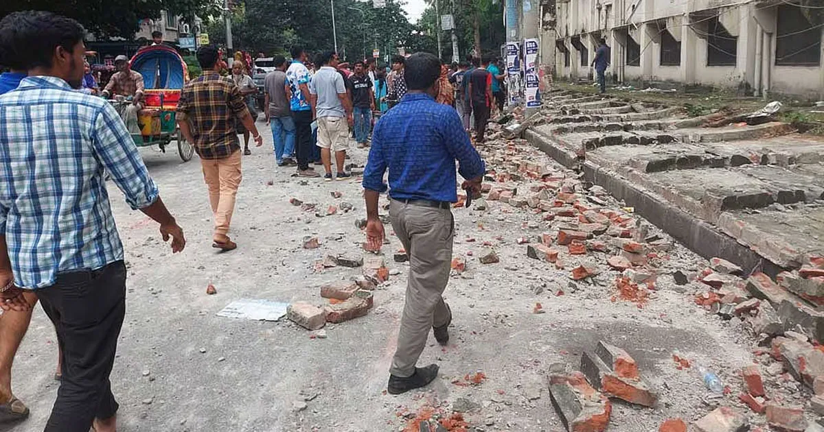 দৈনিক পূর্বকোণ - চট্টগ্রামের দৈনিক টিসিবির লাইনে দাঁড়িয়ে দেয়াল ধসে ২ জনের মৃত্যু