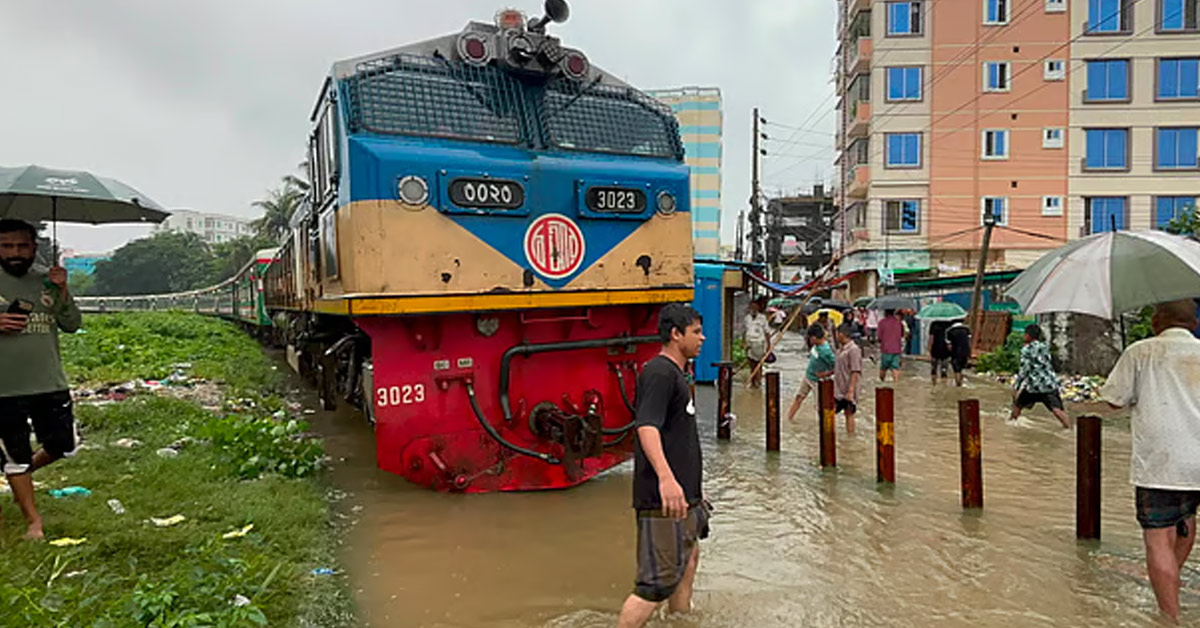 দৈনিক পূর্বকোণ - চট্টগ্রামের দৈনিক ডুবে গেছে রেললাইন, চট্টগ্রাম-কক্সবাজার রুটে ট্রেন চলাচল বন্ধ