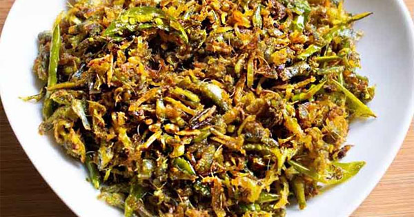 দৈনিক পূর্বকোণ - চট্টগ্রামের দৈনিক সরিষার তেলে হাতে মাখা ছোট মাছের চচ্চড়ি