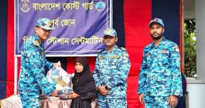 সেন্টমার্টিনে দুর্যোগকবলিত পরিবারের পাশে কোস্টগার্ড