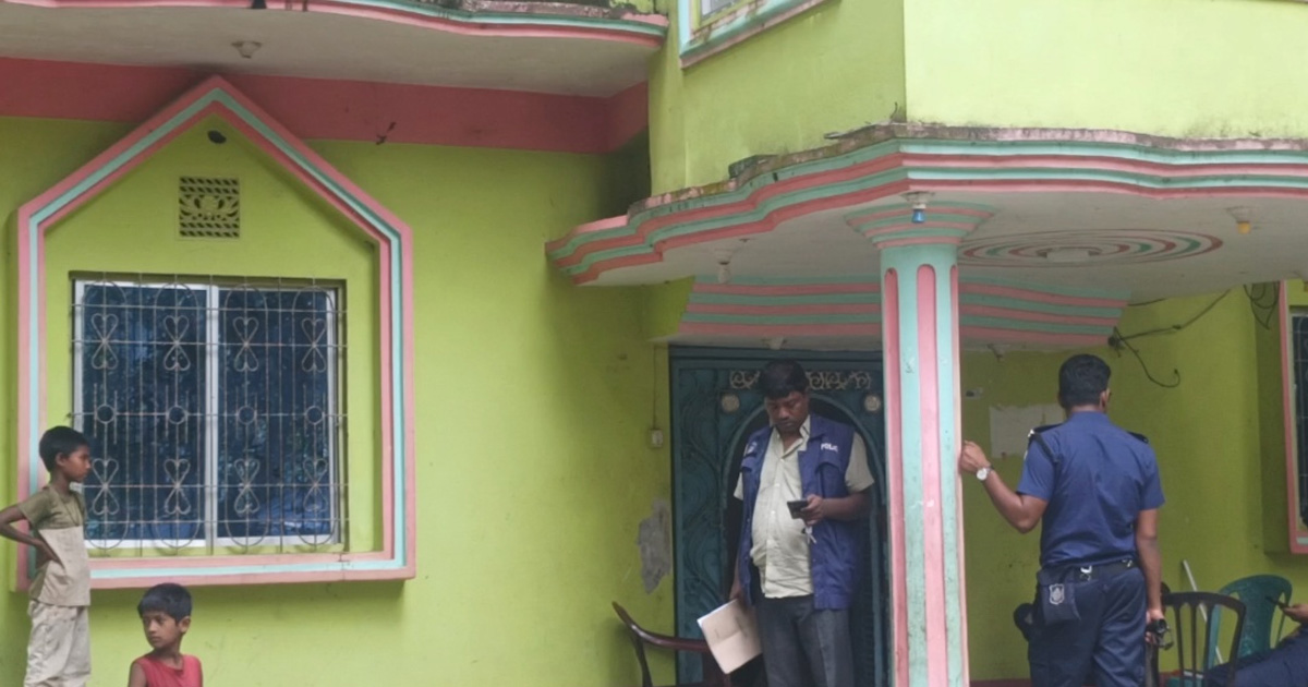 দৈনিক পূর্বকোণ - চট্টগ্রামের দৈনিক মাদ্রাসা সুপারের বাড়িতে দুর্ধর্ষ ডাকাতি: গৃতকর্তার ছেলেকে কুপিয়ে জখম