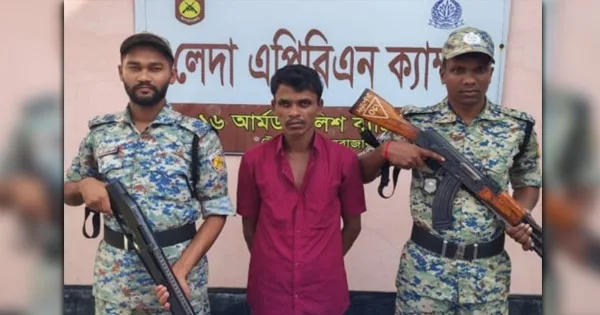 দৈনিক পূর্বকোণ - চট্টগ্রামের দৈনিক টেকনাফে অস্ত্র, ইয়াবা ও নগদ টাকাসহ রোহিঙ্গা গ্রেপ্তার