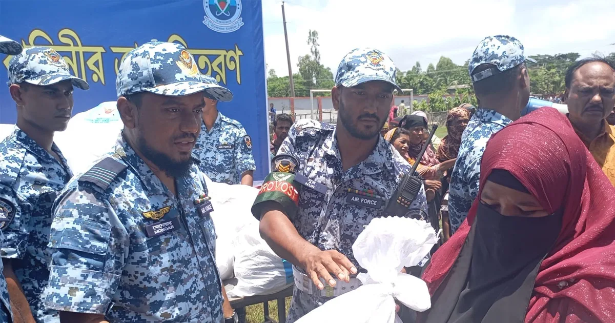 দৈনিক পূর্বকোণ - চট্টগ্রামের দৈনিক পেকুয়ায় বন্যার্তদের বাংলাদেশ বিমান বাহিনীর ত্রাণ সহায়তা