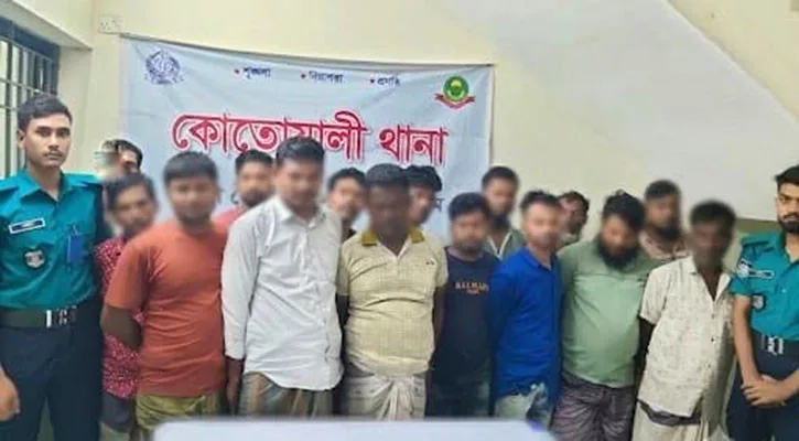 দৈনিক পূর্বকোণ - চট্টগ্রামের দৈনিক ফিরিঙ্গীবাজারে জুয়া খেলার সময় ১৫ জন গ্রেপ্তার