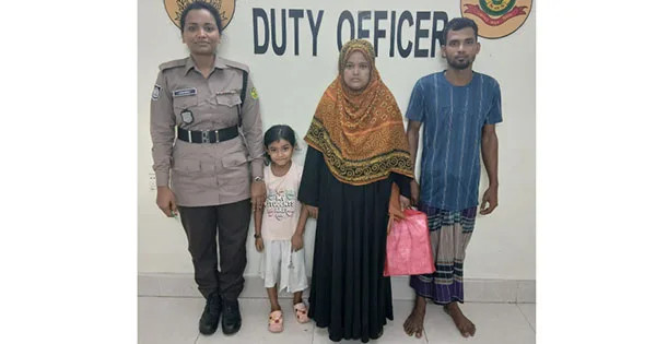 দৈনিক পূর্বকোণ - চট্টগ্রামের দৈনিক বাবাকে খুঁজতে পথ হারানো ফাতেমাকে মায়ের কাছে ফিরিয়ে দিল পুলিশ