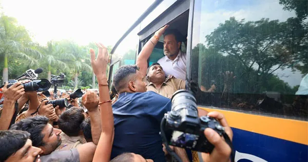 দৈনিক পূর্বকোণ - চট্টগ্রামের দৈনিক মোদির বাসভবনের সামনে থেকে আটক রাহুল ও প্রিয়াঙ্কা গান্ধী