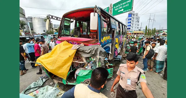 দৈনিক পূর্বকোণ - চট্টগ্রামের দৈনিক চট্টগ্রামে দাঁড়িয়ে থাকা অটোরিকশায় বাসের ধাক্কা, নিহত ১