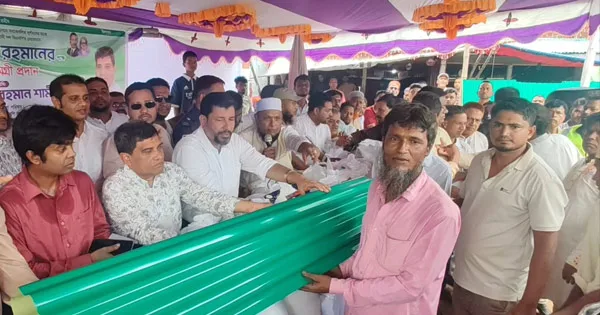 দৈনিক পূর্বকোণ - চট্টগ্রামের দৈনিক বন্যায় ক্ষতিগ্রস্তদের মাঝে চট্টগ্রাম জেলা পরিষদের ত্রাণ বিতরণ