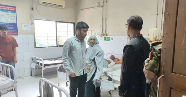 দৈনিক পূর্বকোণ - চট্টগ্রামের দৈনিক লবণ কারখানায় অগ্নিকাণ্ডে দগ্ধ ১০ শ্রমিককে দেখতে হাসপাতালে চসিক মেয়র