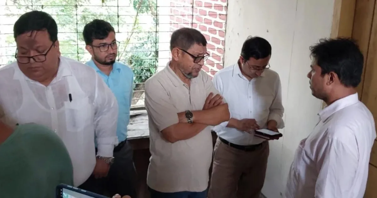 দৈনিক পূর্বকোণ - চট্টগ্রামের দৈনিক সরকারি হাসপাতালের বাথরুমেও ওষুধ, ক্ষোভ ঝাড়লেন মন্ত্রী